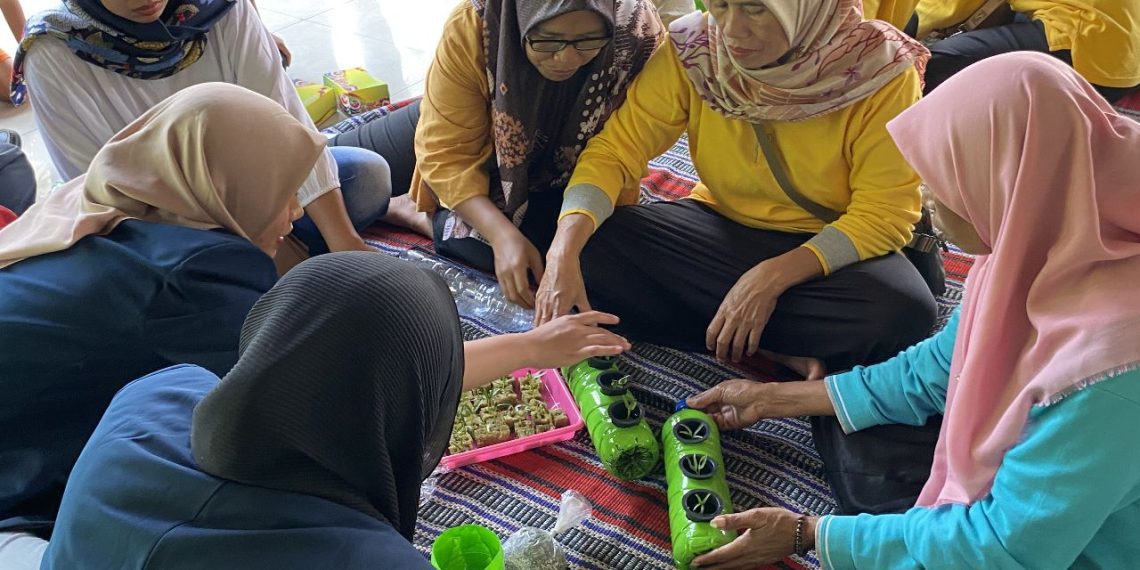 Produktifkan Pekarangan, Mahasiswa MMD Ajak PKK Kebonagung Bertani Model Hidroponik